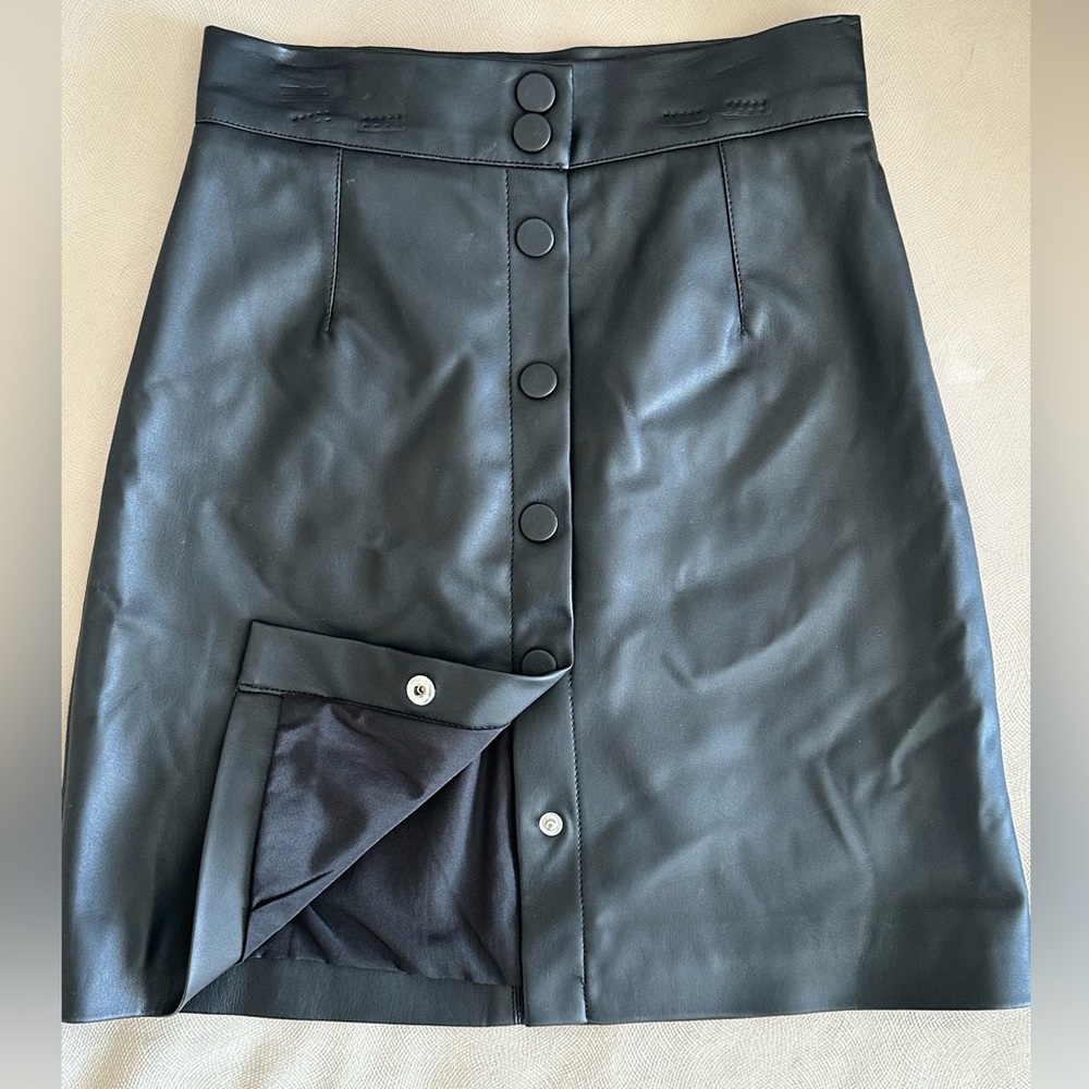 New Skirt H&M Size 2 Color Black
